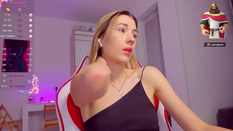 Snapshot of askcaroline chatting on 09-26-25, 04:00 Caroline online show from 09-26-25, 04:00