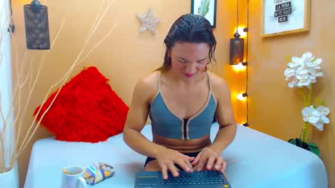 Snapshot of aslyhernandez chatting on 09-27-25, 01:27 ASLY online show from 09-27-25, 01:27