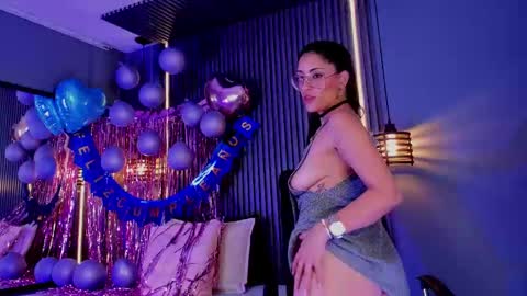 Aura online show from 03-11-25, 03:45