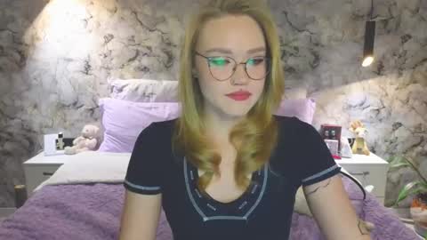 Snapshot of aurora_golden chatting on 10-20-25, 04:18 Kate online show from 10-20-25, 04:18
