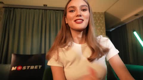 Snapshot of aurora_the_ballerina chatting on 12-04-24, 06:00 Aurora online show from 12-04-24, 06:00