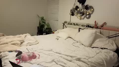 Snapshot of auroraandorion chatting on 11-01-25, 12:56 Aurora and Orion online show from 11-01-25, 12:56