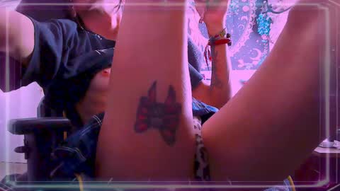 Snapshot of aurorarav3n chatting on 09-22-25, 05:59 Aurora Rav3n online show from 09-22-25, 05:59