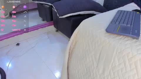 Aurora Rojas online show from 01-05-25, 11:04