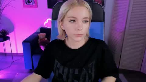 aurorawrenfield online show from 12-18-25, 10:38