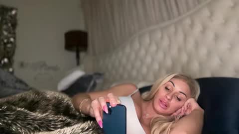 Snapshot of avalonnfoxx chatting on 12-02-24, 12:07 AvalonnFoxx online show from 12-02-24, 12:07