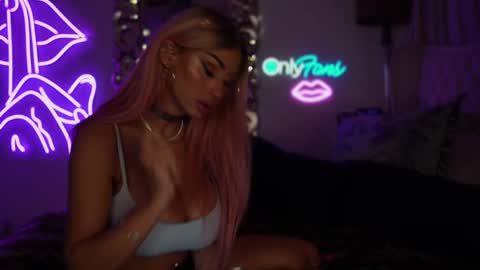 Snapshot of avalonnfoxx chatting on 12-14-24, 08:56 AvalonnFoxx online show from 12-14-24, 08:56