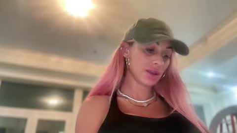 Snapshot of avalonnfoxx chatting on 12-16-24, 06:10 AvalonnFoxx online show from 12-16-24, 06:10