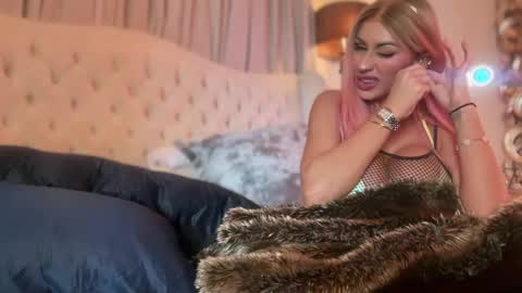 Snapshot of avalonnfoxx chatting on 12-18-24, 03:33 AvalonnFoxx online show from 12-18-24, 03:33