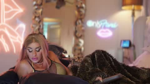 Snapshot of avalonnfoxx chatting on 12-18-24, 06:35 AvalonnFoxx online show from 12-18-24, 06:35