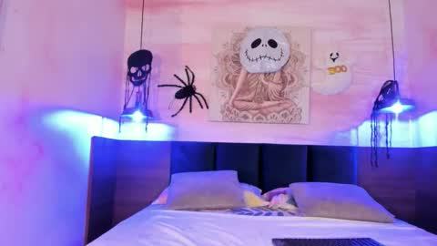 avawhiite online show from 10-30-25, 08:09