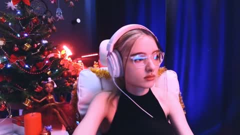 Snapshot of avi_nile chatting on 12-20-24, 02:52 Avriel online show from 12-20-24, 02:52