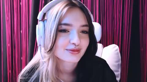 Snapshot of avi_nile chatting on 02-18-25, 05:42 Avriel online show from 02-18-25, 05:42