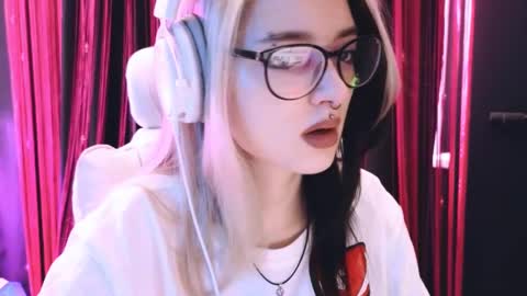 Snapshot of avi_nile chatting on 02-26-25, 02:59 Avriel online show from 02-26-25, 02:59