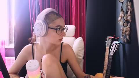 Snapshot of avi_nile chatting on 06-11-26, 03:04 Avriel online show from 06-11-26, 03:04