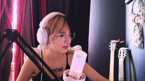 Snapshot of avi_nile chatting on 08-01-26, 06:56 Avriel online show from 08-01-26, 06:56