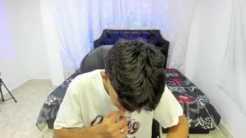 Snapshot of axeel_boy_ chatting on 10-23-25, 11:42 Axel online show from 10-23-25, 11:42
