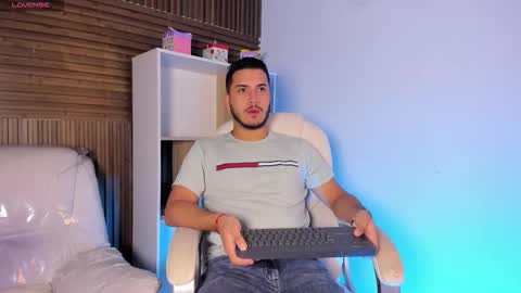 axel_grey_ online show from 10-01-25, 12:22