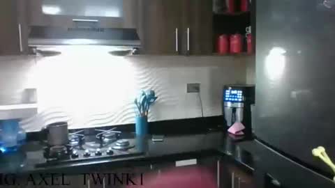 Axel  online show from 10-18-25, 02:14