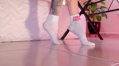 Snapshot of axellcollins chatting on 09-15-25, 01:11 im your little femboy ALEX online show from 09-15-25, 01:11