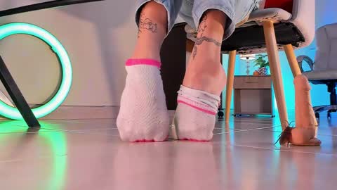 Snapshot of axellcollins chatting on 11-21-25, 04:11 im your little femboy ALEX online show from 11-21-25, 04:11