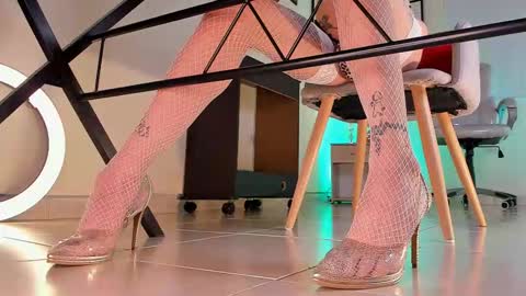 Snapshot of axellcollins chatting on 11-22-25, 02:43 im your little femboy ALEX online show from 11-22-25, 02:43