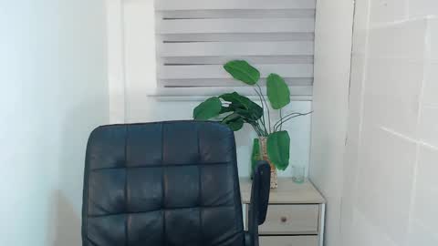 ayalvrs18 online show from 02-10-25, 06:53