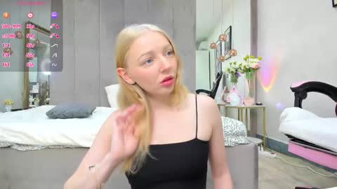 Snapshot of ayaye_ chatting on 11-24-25, 08:30 SundyRose online show from 11-24-25, 08:30