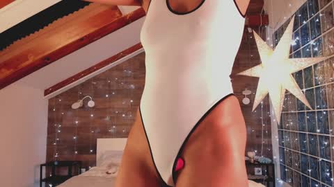 Snapshot of azaliaswallows chatting on 01-27-25, 05:15 azaliaswallows online show from 01-27-25, 05:15