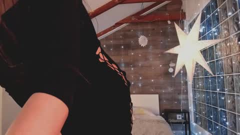 Snapshot of azaliaswallows chatting on 02-15-25, 05:07 azaliaswallows online show from 02-15-25, 05:07