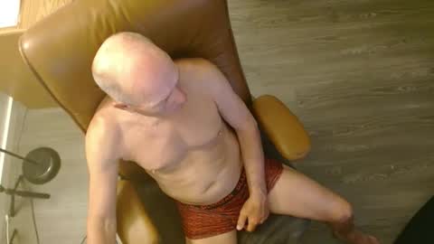 Snapshot of azmichael5 chatting on 04-23-26, 12:29 Mike online show from 04-23-26, 12:29