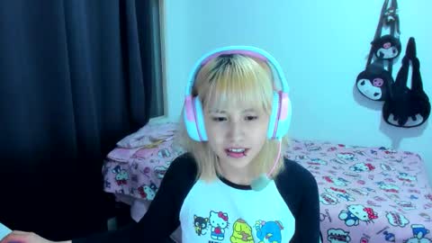 Azu Moure online show from 12-04-25, 04:33