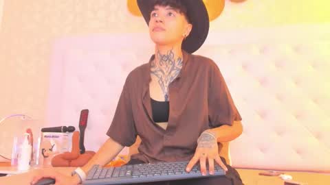 Snapshot of b3k_afrodict chatting on 01-12-26, 03:23 Anny online show from 01-12-26, 03:23