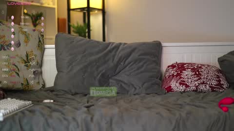 Snapshot of babeholly chatting on 01-25-25, 11:22 Hey  Im your angel Holly online show from 01-25-25, 11:22