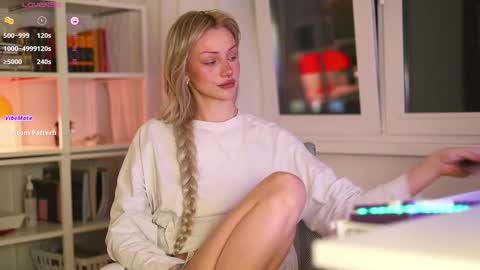 Snapshot of babeholly chatting on 10-24-25, 06:48 Hey  Im your angel Holly online show from 10-24-25, 06:48