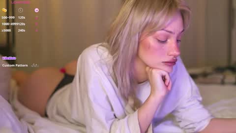 Snapshot of babeholly chatting on 10-26-25, 09:53 Hey  Im your angel Holly online show from 10-26-25, 09:53