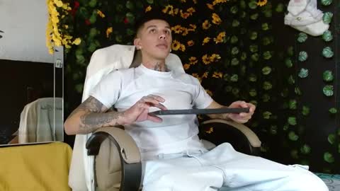 Snapshot of baby_gio chatting on 12-17-24, 12:33 OF GxoXabs online show from 12-17-24, 12:33