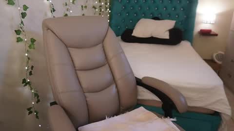 Instagram  online show from 12-19-25, 10:17