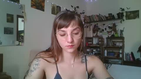 Snapshot of babydemon6 chatting on 12-12-24, 12:33 babydemon6 online show from 12-12-24, 12:33