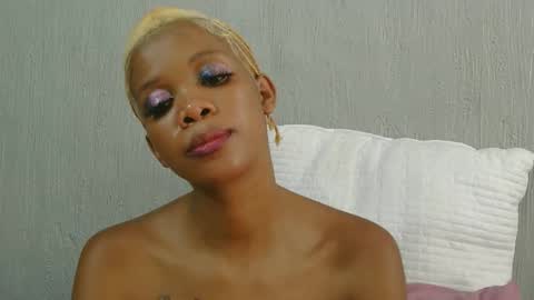 Snapshot of badkittylilyx chatting on 11-11-25, 12:05 Lily online show from 11-11-25, 12:05