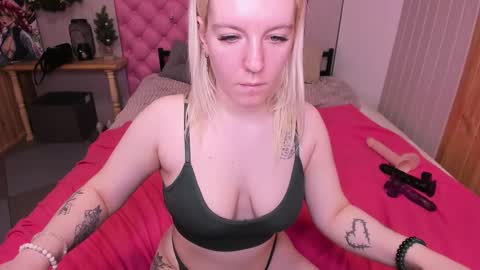 Snapshot of baiambel_mi chatting on 02-06-25, 11:21 holly online show from 02-06-25, 11:21
