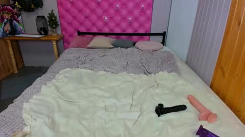 Snapshot of baiambel_mi chatting on 02-18-25, 02:06 holly online show from 02-18-25, 02:06