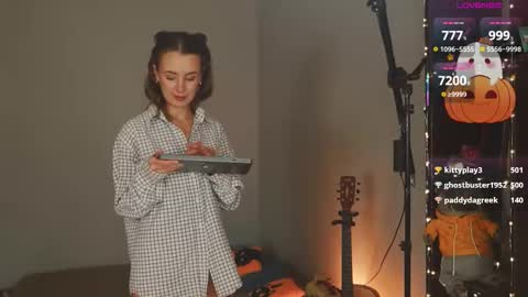 Snapshot of bananya_kitty chatting on 10-13-25, 10:37 Ellen and online show from 10-13-25, 10:37