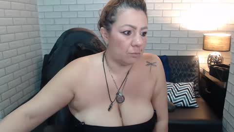 Snapshot of barbara_portman chatting on 02-17-25, 12:16 Barbara  online show from 02-17-25, 12:16