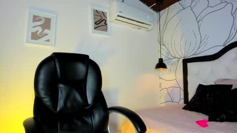 Snapshot of barbara_portman chatting on 10-19-25, 02:12 Barbara  online show from 10-19-25, 02:12