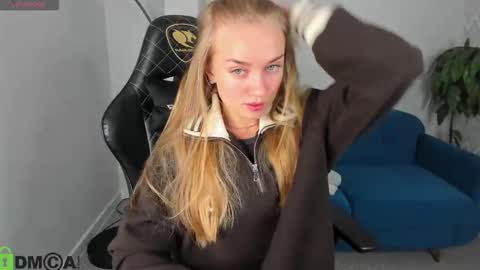 Snapshot of barbie_lis chatting on 11-19-25, 12:54 LisGTM2 Mon-Thu Sat 0100am-0700am online show from 11-19-25, 12:54