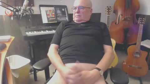 Snapshot of bassman0611 chatting on 01-12-26, 01:05 Bassman online show from 01-12-26, 01:05