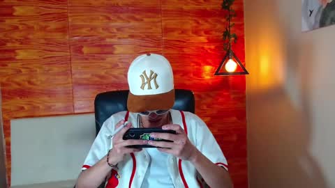 Snapshot of bastiaan_28 chatting on 02-20-25, 05:44 Bastian online show from 02-20-25, 05:44