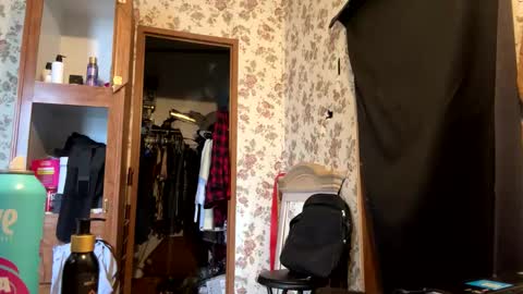 Snapshot of battlewolfxx chatting on 12-24-24, 03:47 battlewolfxx online show from 12-24-24, 03:47