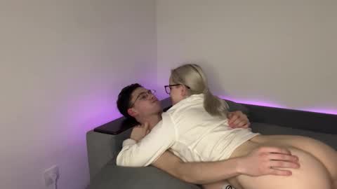 Max and Bella online show from 11-20-25, 01:44